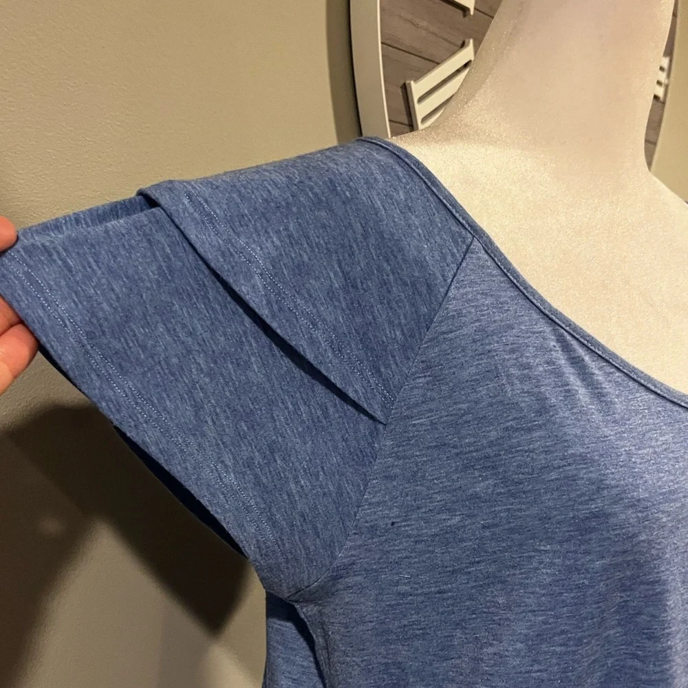 Women's Heather Blue Short Sleeve Top - Size Medium Worn 1x Great shape! - Picture 4 of 9